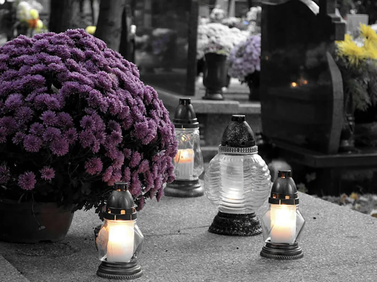 Co oznacza zbicie znicza na cmentarzu? Przesądy i znaczenia