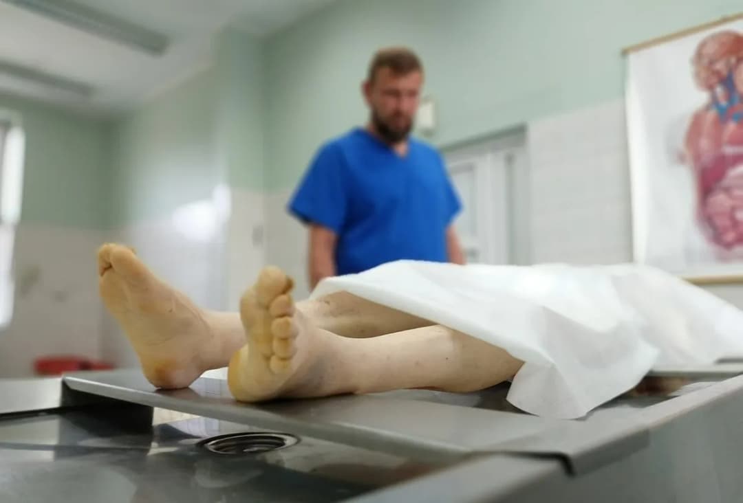 Co się dzieje z ciałem po pogrzebie? Niezwykłe etapy rozkładu