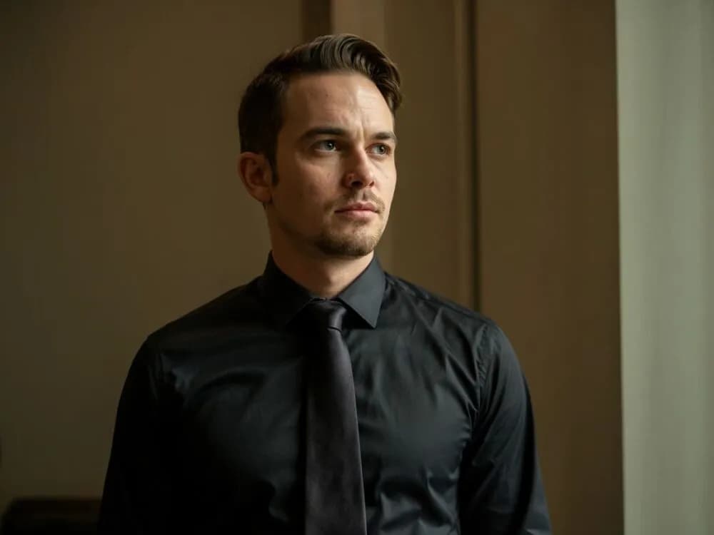 Jaka koszula na pogrzebie? Odpowiedni wybór, aby uniknąć faux pas