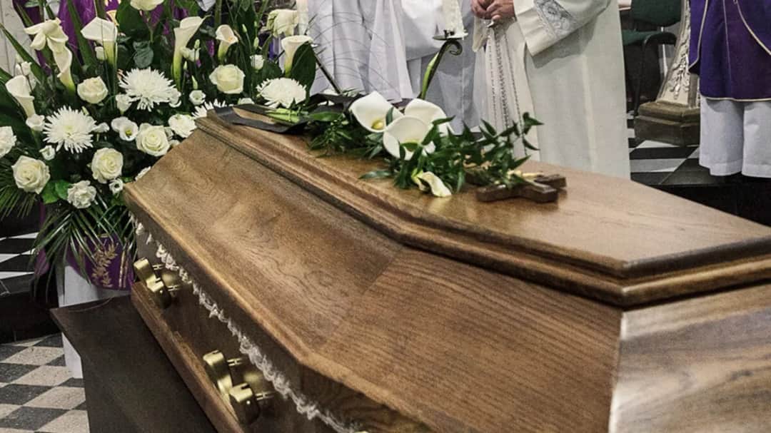 Ile trwa pogrzeb na cmentarzu? Poznaj czas trwania ceremonii pogrzebowych