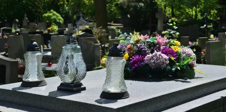 Dlaczego nie zapala się zniczy w dniu pogrzebu? Odkryj powody i przesądy