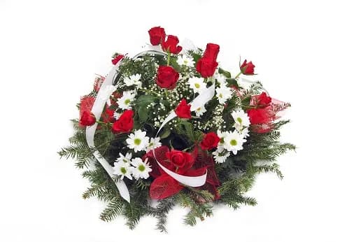 Biała czy czerwona róża na pogrzebie – co wybrać dla zmarłego?