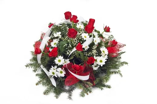 Biała czy czerwona róża na pogrzebie – co wybrać dla zmarłego?