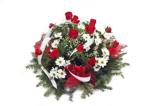 Biała czy czerwona róża na pogrzebie – co wybrać dla zmarłego?