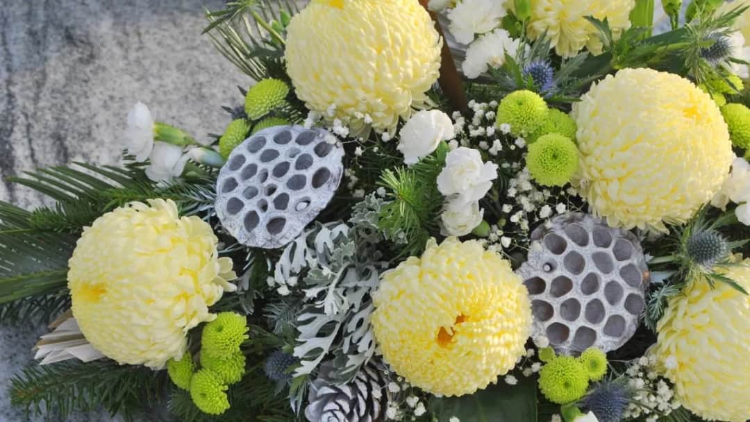 Jak udekorować chryzantemy w doniczce na cmentarz, by wzbudzić pamięć