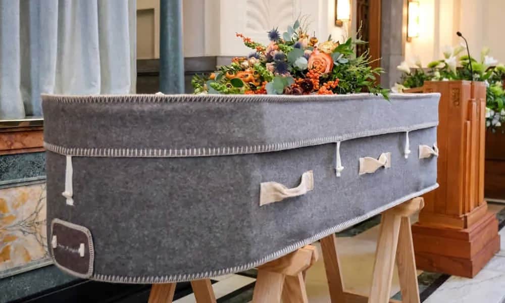 Kremacja z trumną czy bez - co warto wiedzieć przed wyborem?