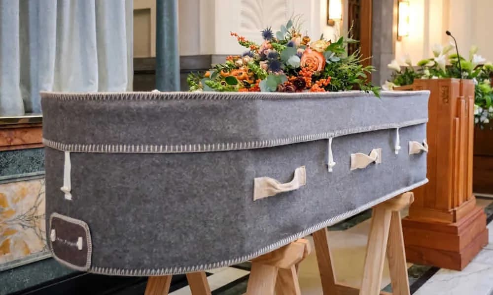 Kremacja z trumną czy bez - co warto wiedzieć przed wyborem?