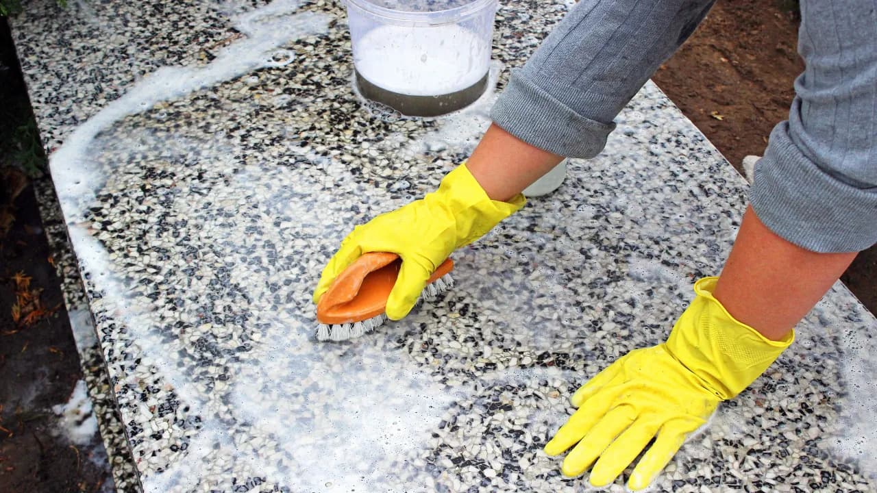 Skuteczne sposoby na to, czym zmyć wosk z pomnika bez szkód