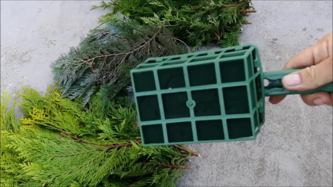 Jak obciążyć stroik na cmentarz, aby nie przewracał się w wietrze