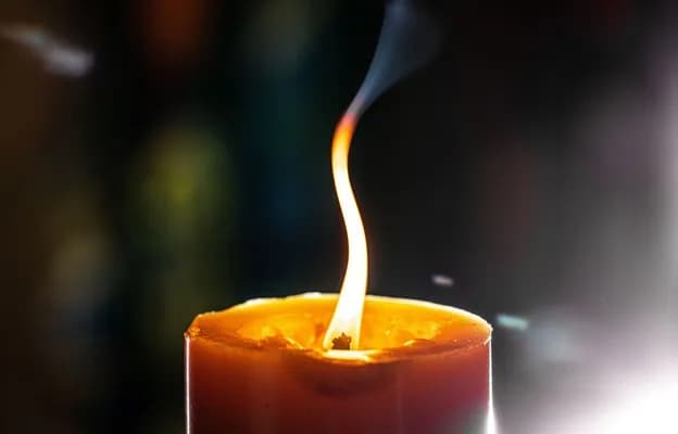 Co zrobić z gromnicą po śmierci? Praktyki, które warto znać