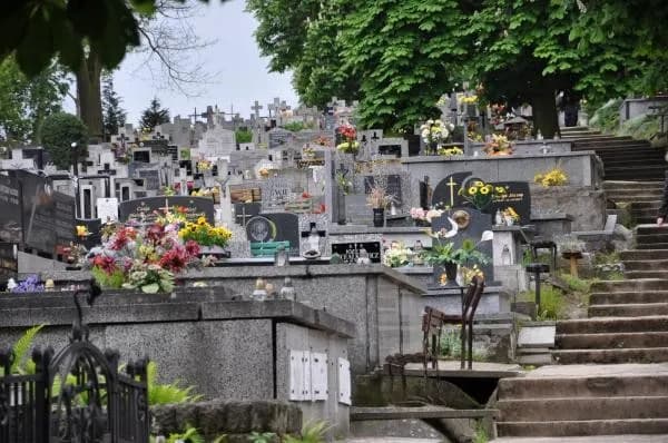 Jak znaleźć zmarłego na cmentarzu Konin - proste kroki i porady