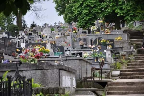 Jak znaleźć zmarłego na cmentarzu Konin - proste kroki i porady