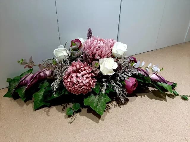 Jak zrobić stroik z róż na cmentarz, aby uczcić pamięć bliskich