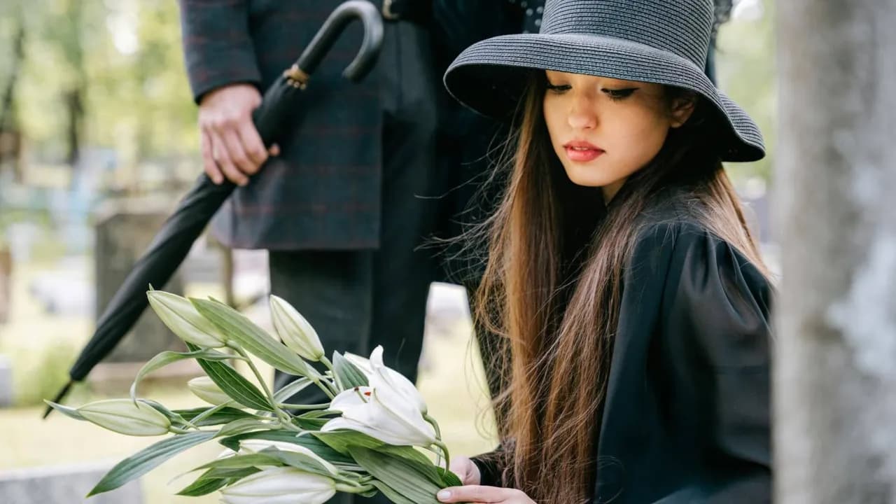 Co oznacza biała róża na pogrzebie? Symbolika, emocje i znaczenie